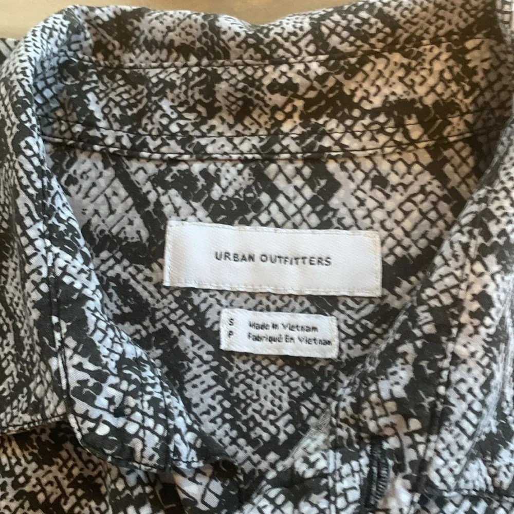 Urban Outfitters Snake Skin Design Button Down Shortsleeved Top Size Small - Picture 11 of 13